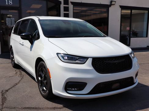 Used 2024 Chrysler Pacifica Limited FWD image 4