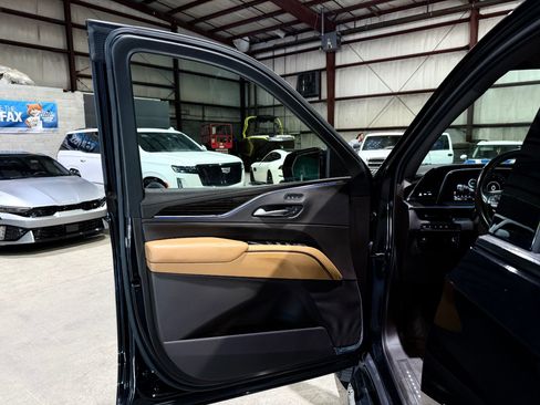 Used 2021 Cadillac Escalade ESV Premium Luxury w/ LPO, Illumination Package AWD/4WD image 11