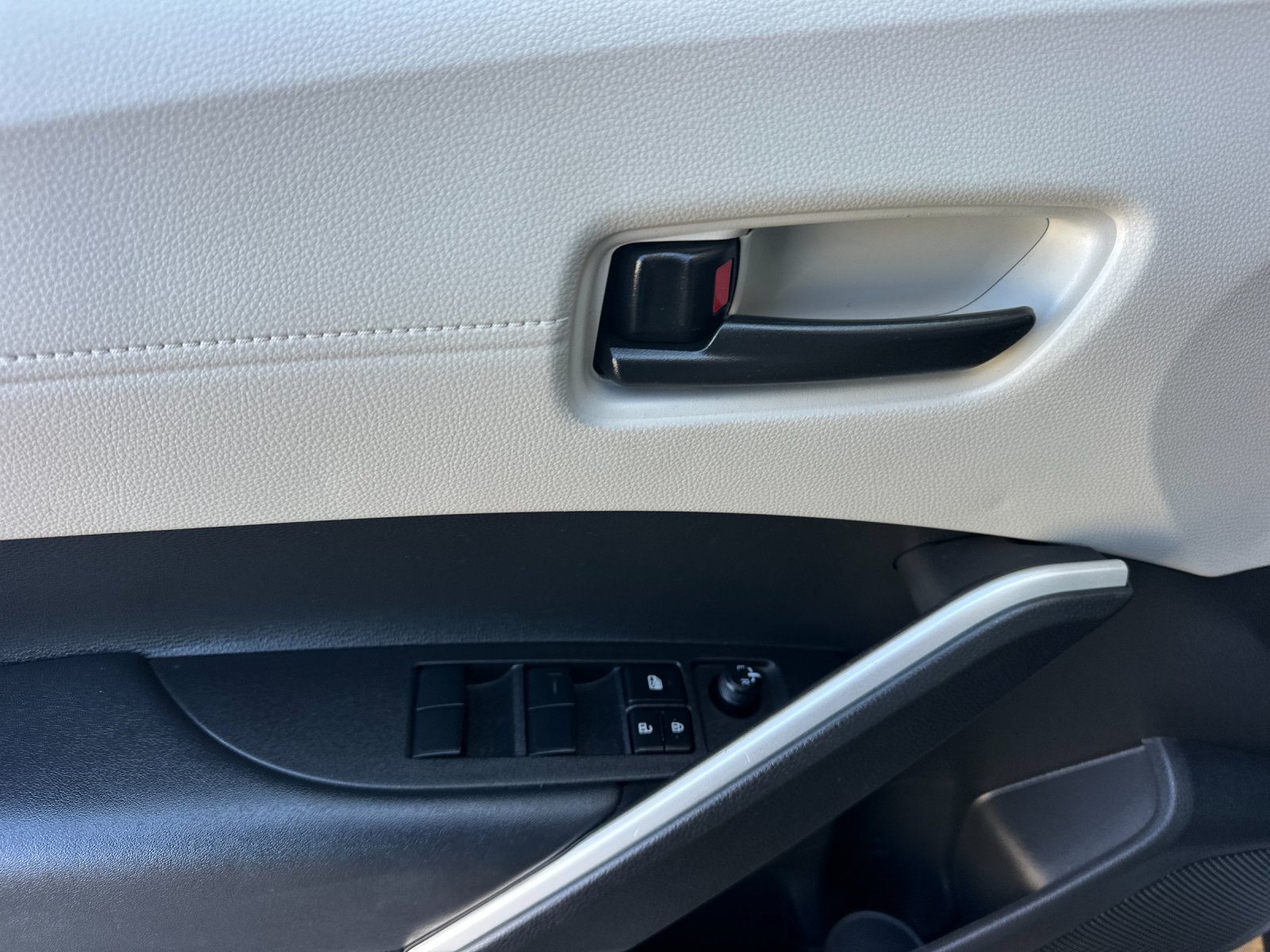 Used 2025 Toyota Corolla Cross L FWD image 10