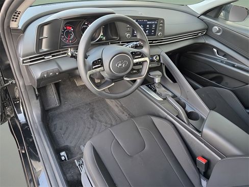 Used 2023 Hyundai Elantra SEL image 21