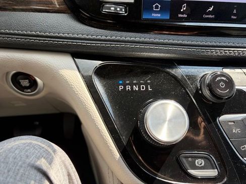 Used 2024 Chrysler Pacifica Limited FWD image 11