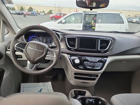 Used 2018 Chrysler Pacifica Touring Plus w/ Tire & Wheel Group image 10