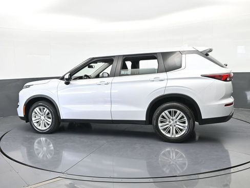 Used 2023 Mitsubishi Outlander ES image 3
