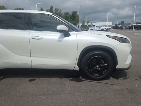 Used 2021 Toyota Highlander L FWD image 4