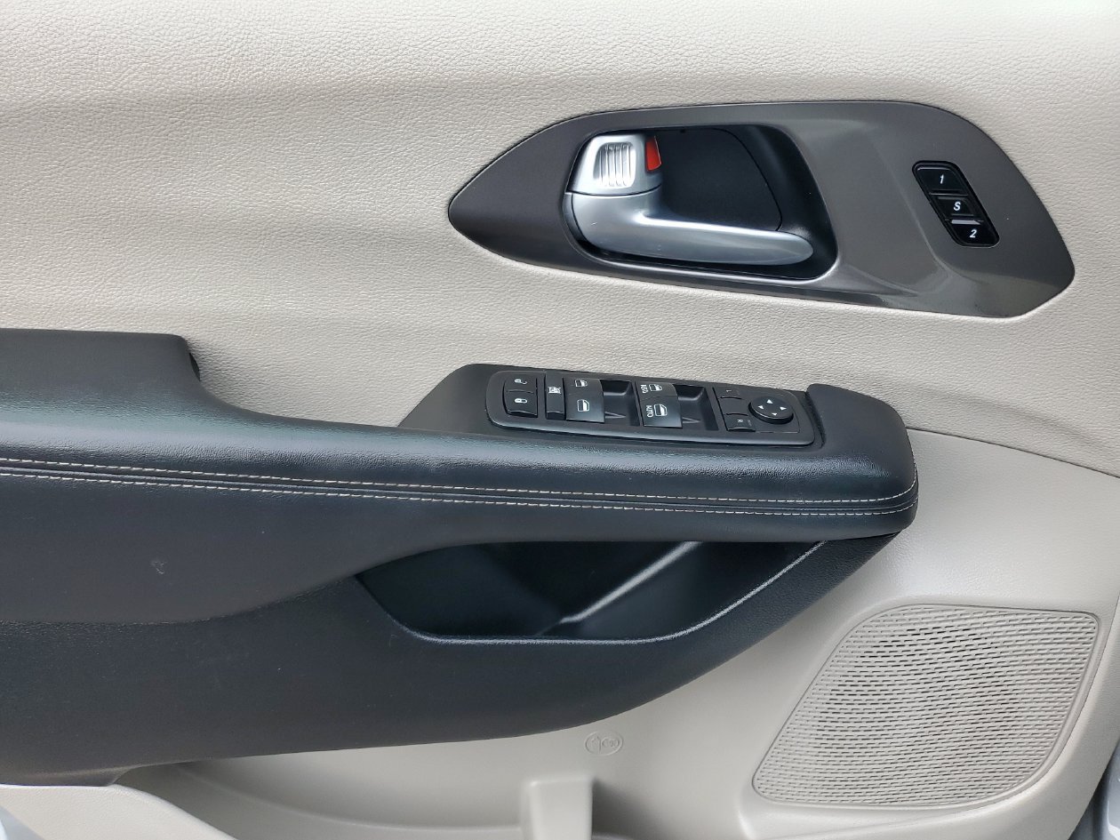 Used 2024 Chrysler Pacifica Touring-L FWD image 15