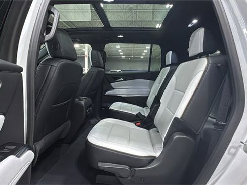 Used 2025 Chevrolet Traverse High Country image 13