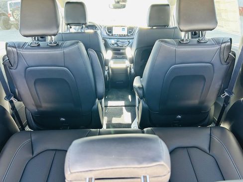 New 2026 Chrysler Pacifica Select w/ Quick Order Package 2EV image 31