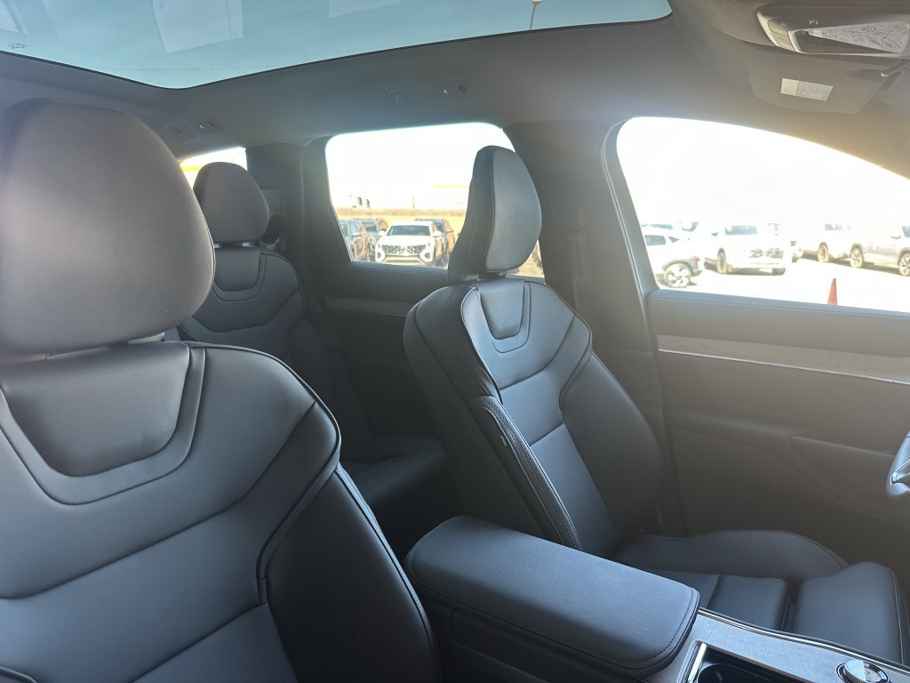Used 2025 Volvo EX90 Plus AWD/4WD image 39