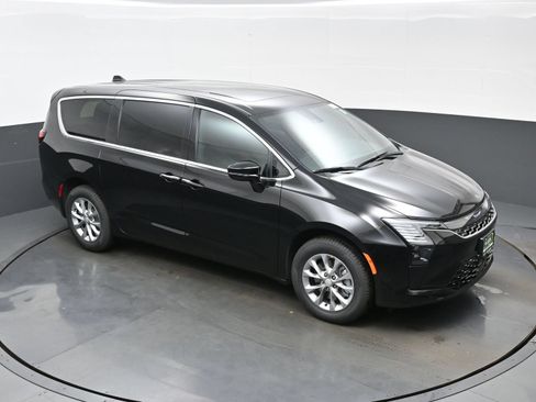 New 2027 Chrysler Pacifica Select AWD/4WD image 27