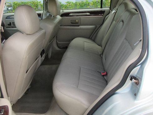 Used 2007 Lincoln Town Car Signature RWD image 13