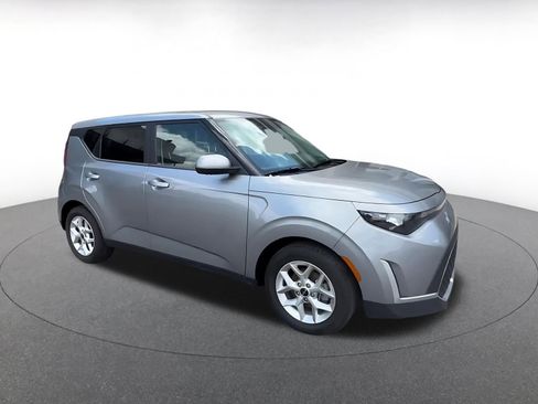 Used 2025 Kia Soul LX w/ LX Technology Package FWD image 2
