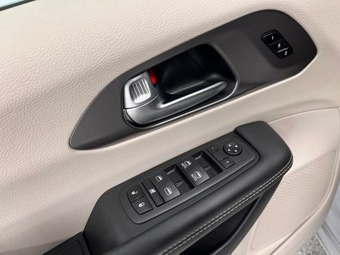 Used 2023 Chrysler Pacifica Touring-L AWD/4WD image 21