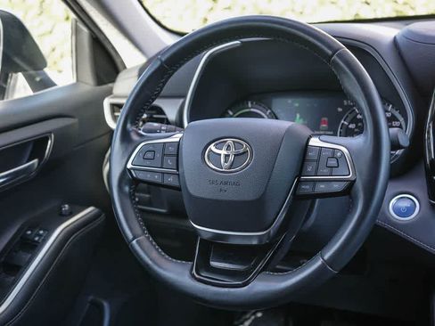 Used 2021 Toyota Highlander XLE AWD/4WD image 15