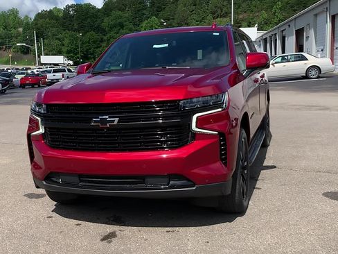Used 2024 Chevrolet Suburban RST w/ Luxury Package RWD image 7