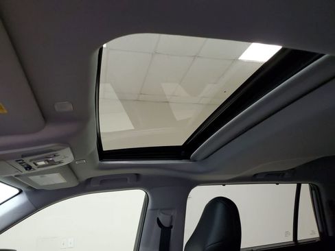 Used 2023 Toyota Highlander XLE FWD image 3