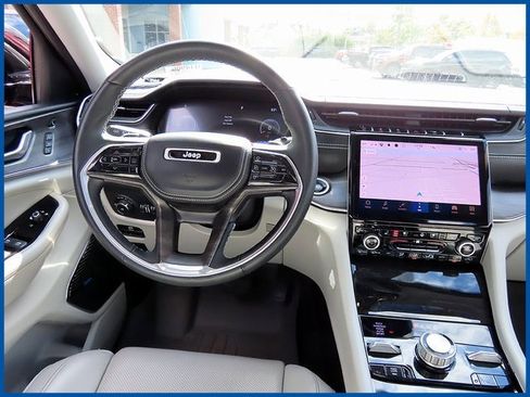 Certified 2022 Jeep Grand Cherokee Overland w/ Luxury Tech Group IV image 11