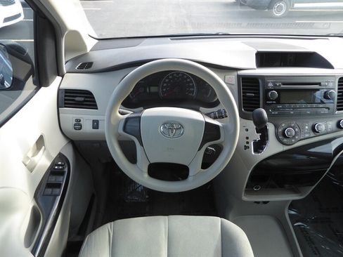 Used 2013 Toyota Sienna L image 10