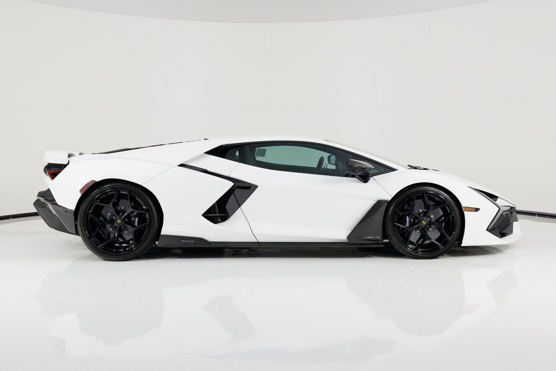 Used 2024 Lamborghini Revuelto AWD/4WD image 2