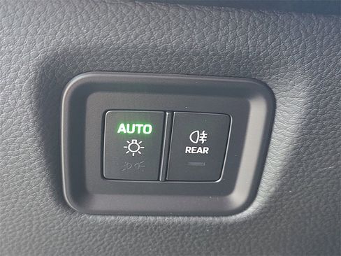 Used 2025 Porsche Cayenne image 40