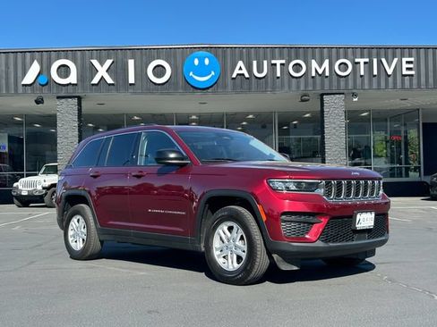 Used 2023 Jeep Grand Cherokee Laredo AWD/4WD image 1