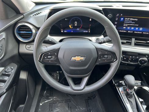 Used 2025 Chevrolet Trax LT FWD image 25
