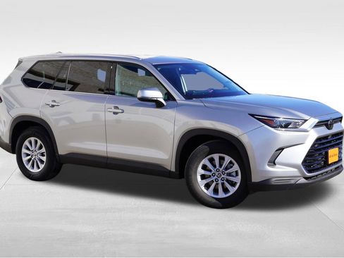 Used 2025 Toyota Grand Highlander AWD image 2