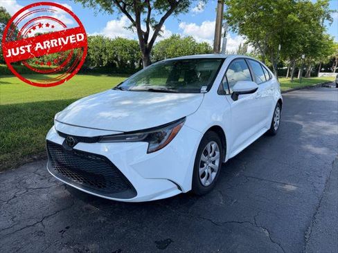 Used 2021 Toyota Corolla LE FWD image 2