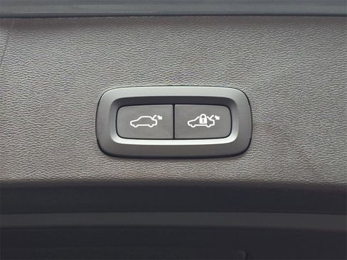 Used 2023 Volvo XC40 B5 Ultimate w/ Protection Package Premier image 16