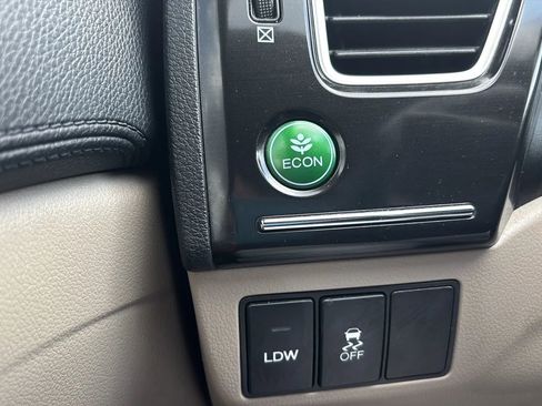 Used 2013 Honda Civic Hybrid Sedan image 9