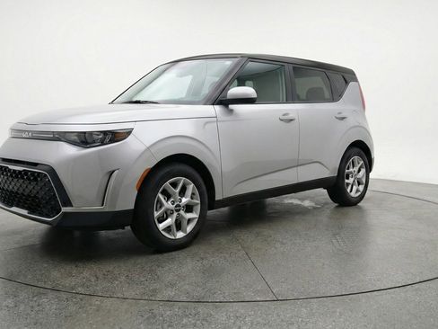 Used 2025 Kia Soul LX w/ LX Technology Package FWD image 3