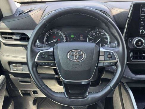 Used 2021 Toyota Highlander XLE AWD/4WD image 31