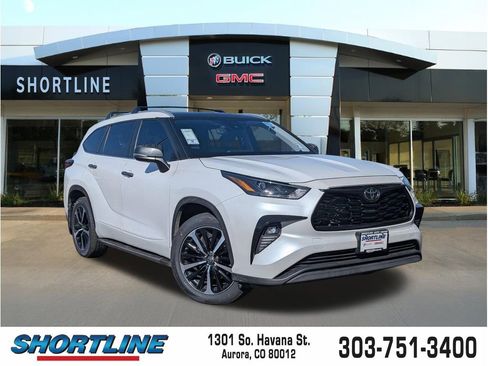 Used 2022 Toyota Highlander XLE AWD/4WD image 1
