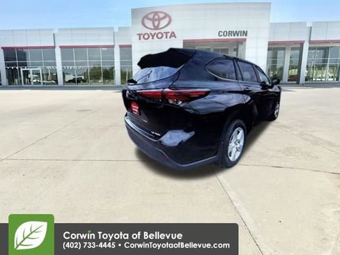 Used 2024 Toyota Highlander LE AWD/4WD image 4