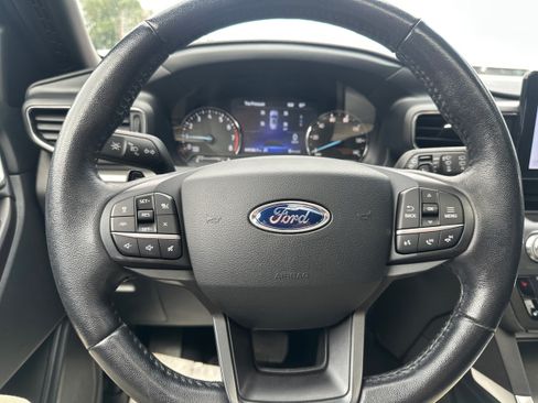 Used 2020 Ford Explorer XLT w/ Equipment Group 202A AWD/4WD image 18
