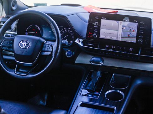 Used 2021 Toyota Sienna Platinum image 12