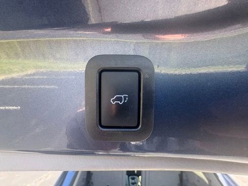Used 2017 Toyota Highlander Limited w/ Carpet Mat Package image 10