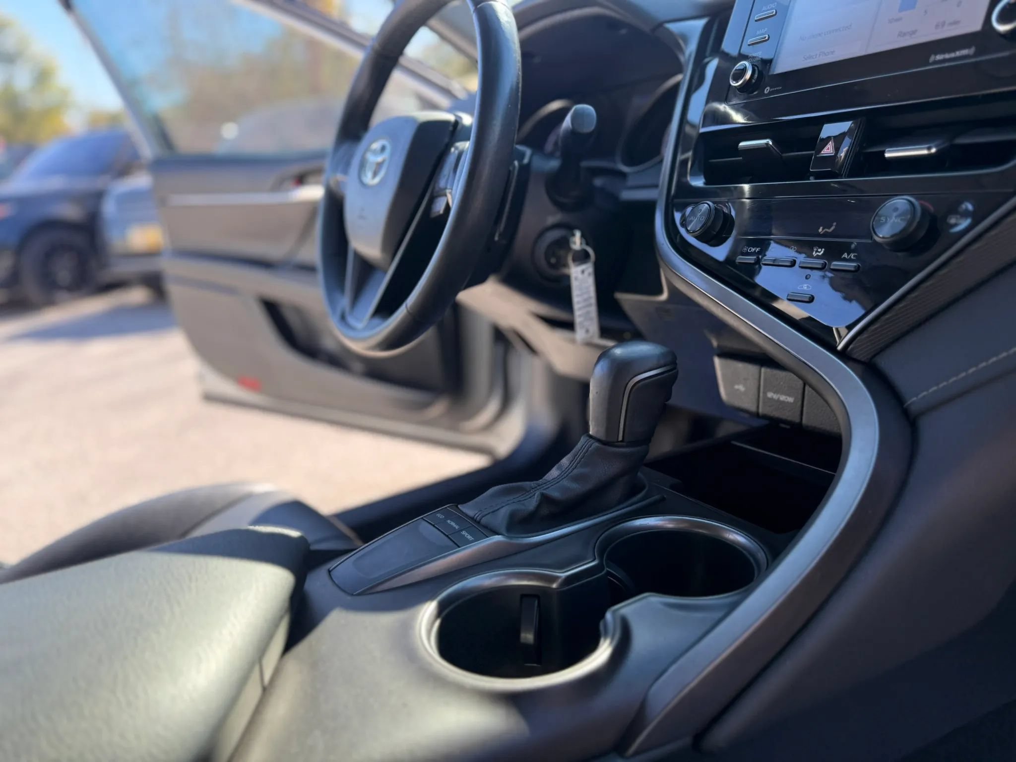 Used 2022 Toyota Camry SE FWD image 23