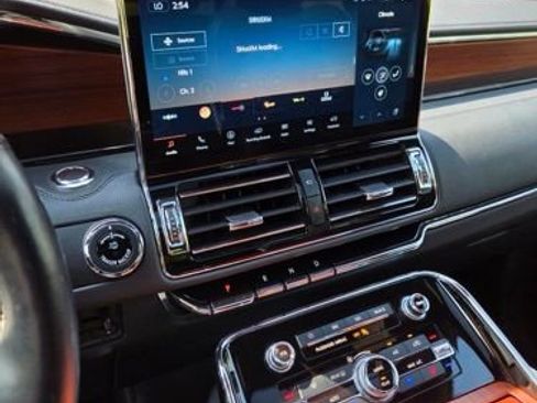Used 2023 Lincoln Navigator Reserve AWD/4WD image 2