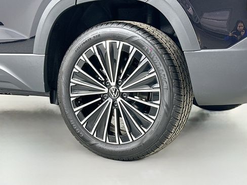 Certified 2025 Volkswagen Taos SE image 7