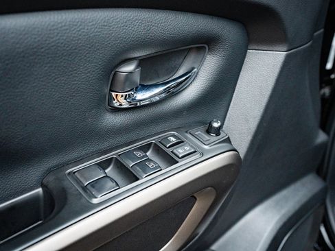 Used 2024 Nissan Titan SV w/ SV Bronze Edition Package image 22