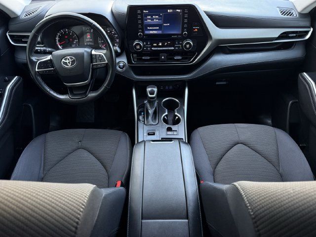 Used 2022 Toyota Highlander LE FWD image 11