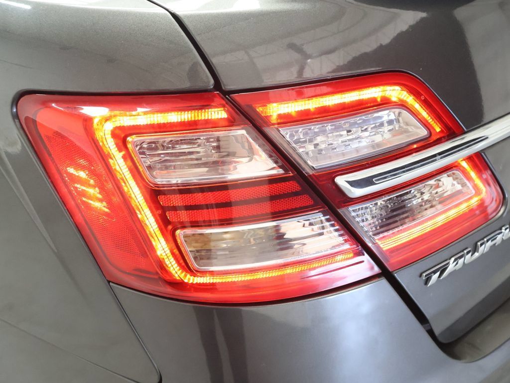 Used 2019 Ford Taurus Limited FWD image 29