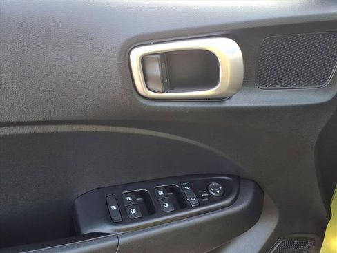 Used 2022 Hyundai Venue SE image 4