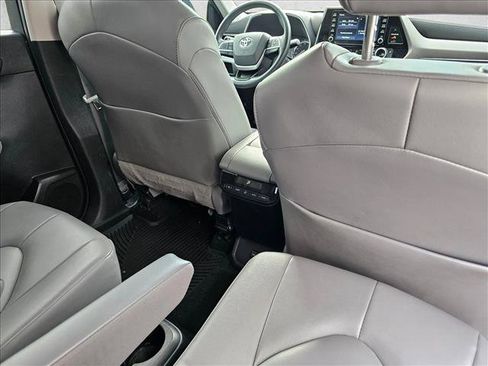 Used 2022 Toyota Highlander XLE AWD/4WD image 16