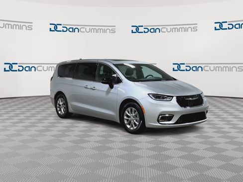 New 2026 Chrysler Pacifica Limited FWD image 3