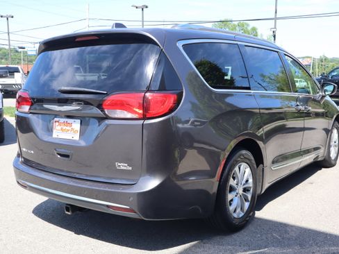 Used 2018 Chrysler Pacifica Touring-L Plus FWD image 7