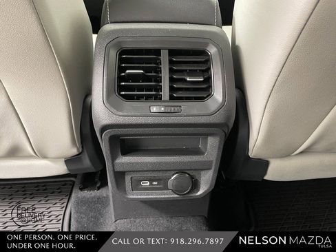 Used 2021 Volkswagen Tiguan SE w/ Panoramic Sunroof Package image 38