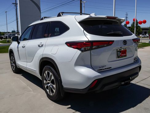 Used 2022 Toyota Highlander XLE AWD/4WD image 6