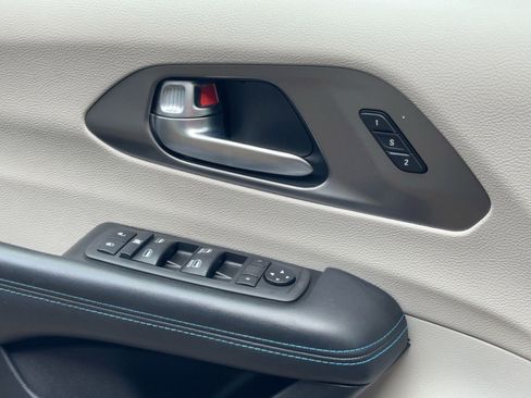 Used 2021 Chrysler Pacifica Touring-L image 17