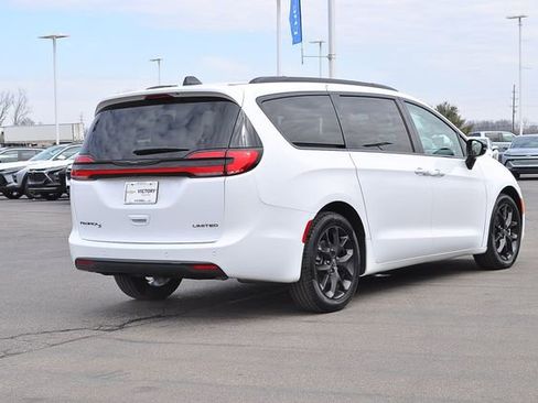 Used 2025 Chrysler Pacifica Limited FWD image 3